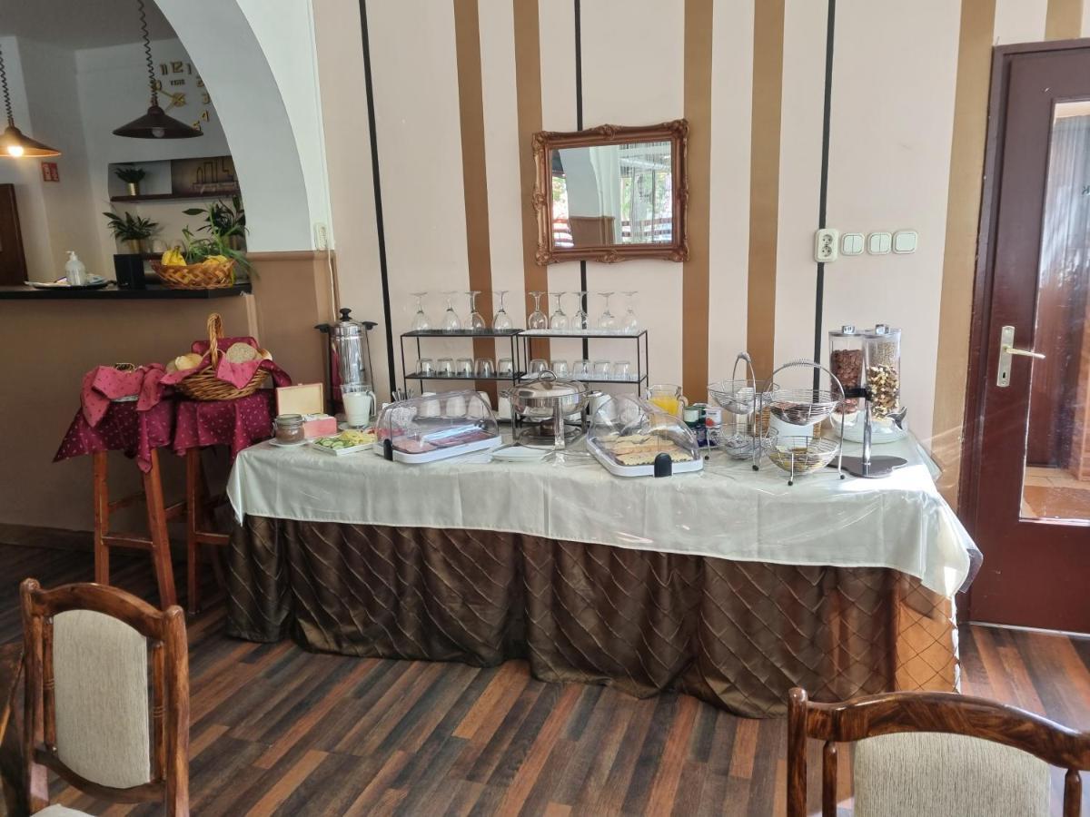 Belvarosi Panzio Bed and Breakfast Siófok Exteriör bild